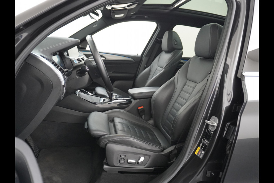 BMW iX3 AUT. 286pk 80kWh Pano/Schuif-Kant-Dak Leder+elektr.SportStoel+Verwarmd M-Sport-St+ M-Aeropack 20"Lmv Apple Android Carplay WiFi  Driving-Assist-Pro Connected-Pack-Pro Digital-Key Elektr.-A-Klep Cockpit-Live-Pro 3-zone Ecc Hemel-Zwart Head-up display Live-Cockpit-Pro Akoustiekglas DAB Driving assistant Uitwijk-Aassistent Verkeersbord detectie Exterior-Line Snelladen tot 150kWh/11kwh 3-fase (thuis)  €72500 nieuwprijs Orig.NLse auto