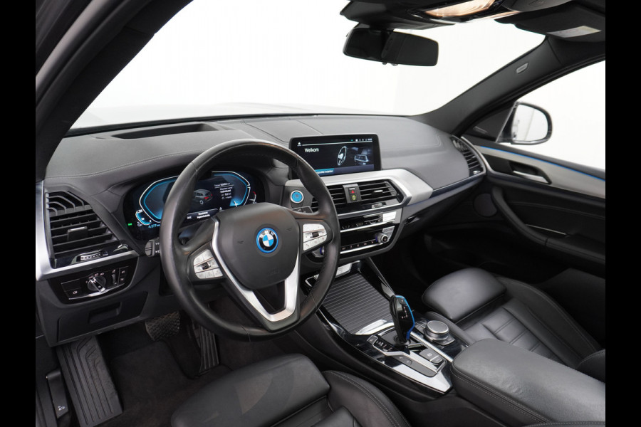 BMW iX3 AUT. 286pk 80kWh Pano/Schuif-Kant-Dak Leder+elektr.SportStoel+Verwarmd M-Sport-St+ M-Aeropack 20"Lmv Apple Android Carplay WiFi  Driving-Assist-Pro Connected-Pack-Pro Digital-Key Elektr.-A-Klep Cockpit-Live-Pro 3-zone Ecc Hemel-Zwart Head-up display Live-Cockpit-Pro Akoustiekglas DAB Driving assistant Uitwijk-Aassistent Verkeersbord detectie Exterior-Line Snelladen tot 150kWh/11kwh 3-fase (thuis)  €72500 nieuwprijs Orig.NLse auto