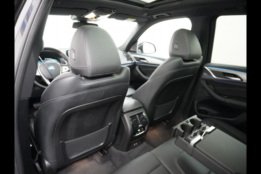 BMW iX3 AUT. 286pk 80kWh Pano/Schuif-Kant-Dak Leder+elektr.SportStoel+Verwarmd M-Sport-St+ M-Aeropack 20"Lmv Apple Android Carplay WiFi  Driving-Assist-Pro Connected-Pack-Pro Digital-Key Elektr.-A-Klep Cockpit-Live-Pro 3-zone Ecc Hemel-Zwart Head-up display Live-Cockpit-Pro Akoustiekglas DAB Driving assistant Uitwijk-Aassistent Verkeersbord detectie Exterior-Line Snelladen tot 150kWh/11kwh 3-fase (thuis)  €72500 nieuwprijs Orig.NLse auto