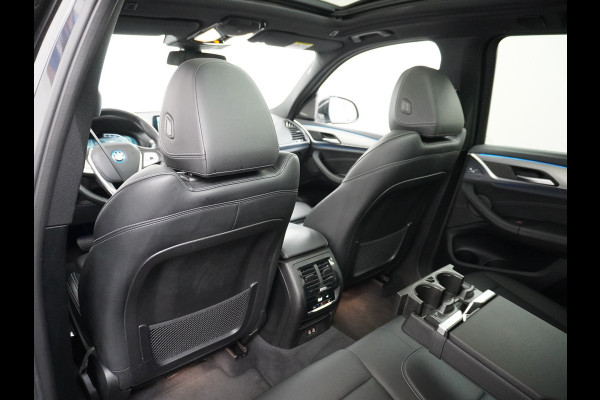 BMW iX3 AUT. 286pk 80kWh Pano/Schuif-Kant-Dak Leder+elektr.SportStoel+Verwarmd M-Sport-St+ M-Aeropack 20"Lmv Apple Android Carplay WiFi  Driving-Assist-Pro Connected-Pack-Pro Digital-Key Elektr.-A-Klep Cockpit-Live-Pro 3-zone Ecc Hemel-Zwart Head-up display Live-Cockpit-Pro Akoustiekglas DAB Driving assistant Uitwijk-Aassistent Verkeersbord detectie Exterior-Line Snelladen tot 150kWh/11kwh 3-fase (thuis)  €72500 nieuwprijs Orig.NLse auto