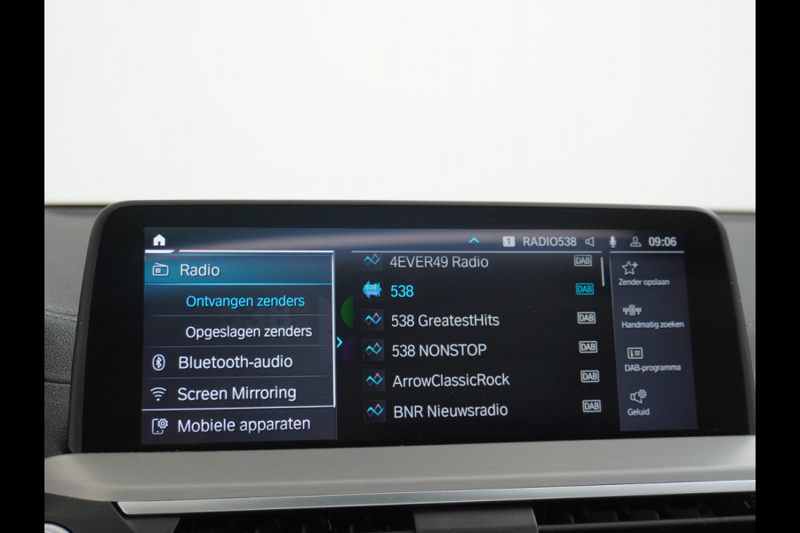 BMW iX3 AUT. 286pk 80kWh Pano/Schuif-Kant-Dak Leder+elektr.SportStoel+Verwarmd M-Sport-St+ M-Aeropack 20"Lmv Apple Android Carplay WiFi  Driving-Assist-Pro Connected-Pack-Pro Digital-Key Elektr.-A-Klep Cockpit-Live-Pro 3-zone Ecc Hemel-Zwart Head-up display Live-Cockpit-Pro Akoustiekglas DAB Driving assistant Uitwijk-Aassistent Verkeersbord detectie Exterior-Line Snelladen tot 150kWh/11kwh 3-fase (thuis)  €72500 nieuwprijs Orig.NLse auto