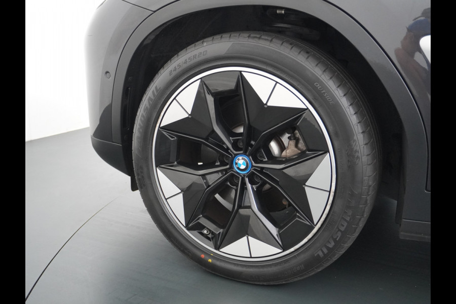 BMW iX3 AUT. 286pk 80kWh Pano/Schuif-Kant-Dak Leder+elektr.SportStoel+Verwarmd M-Sport-St+ M-Aeropack 20"Lmv Apple Android Carplay WiFi  Driving-Assist-Pro Connected-Pack-Pro Digital-Key Elektr.-A-Klep Cockpit-Live-Pro 3-zone Ecc Hemel-Zwart Head-up display Live-Cockpit-Pro Akoustiekglas DAB Driving assistant Uitwijk-Aassistent Verkeersbord detectie Exterior-Line Snelladen tot 150kWh/11kwh 3-fase (thuis)  €72500 nieuwprijs Orig.NLse auto