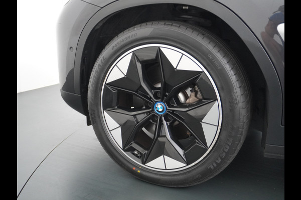 BMW iX3 AUT. 286pk 80kWh Pano/Schuif-Kant-Dak Leder+elektr.SportStoel+Verwarmd M-Sport-St+ M-Aeropack 20"Lmv Apple Android Carplay WiFi  Driving-Assist-Pro Connected-Pack-Pro Digital-Key Elektr.-A-Klep Cockpit-Live-Pro 3-zone Ecc Hemel-Zwart Head-up display Live-Cockpit-Pro Akoustiekglas DAB Driving assistant Uitwijk-Aassistent Verkeersbord detectie Exterior-Line Snelladen tot 150kWh/11kwh 3-fase (thuis)  €72500 nieuwprijs Orig.NLse auto