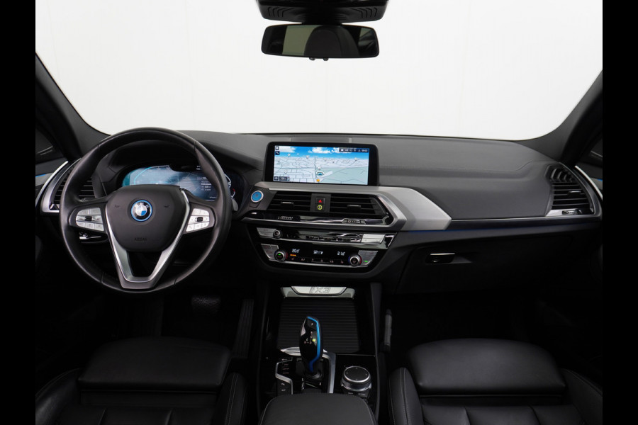 BMW iX3 AUT. 286pk 80kWh Pano/Schuif-Kant-Dak Leder+elektr.SportStoel+Verwarmd M-Sport-St+ M-Aeropack 20"Lmv Apple Android Carplay WiFi  Driving-Assist-Pro Connected-Pack-Pro Digital-Key Elektr.-A-Klep Cockpit-Live-Pro 3-zone Ecc Hemel-Zwart Head-up display Live-Cockpit-Pro Akoustiekglas DAB Driving assistant Uitwijk-Aassistent Verkeersbord detectie Exterior-Line Snelladen tot 150kWh/11kwh 3-fase (thuis)  €72500 nieuwprijs Orig.NLse auto