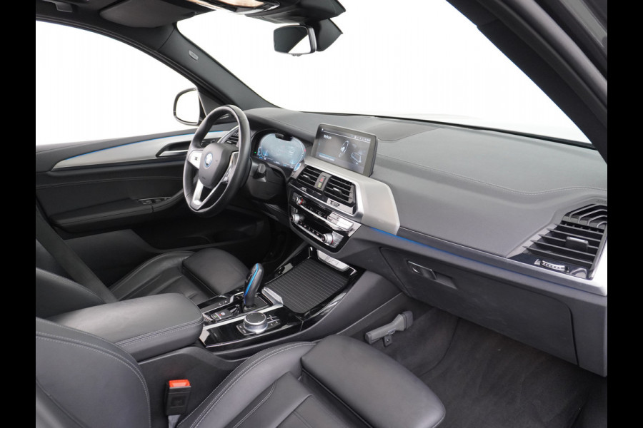 BMW iX3 AUT. 286pk 80kWh Pano/Schuif-Kant-Dak Leder+elektr.SportStoel+Verwarmd M-Sport-St+ M-Aeropack 20"Lmv Apple Android Carplay WiFi  Driving-Assist-Pro Connected-Pack-Pro Digital-Key Elektr.-A-Klep Cockpit-Live-Pro 3-zone Ecc Hemel-Zwart Head-up display Live-Cockpit-Pro Akoustiekglas DAB Driving assistant Uitwijk-Aassistent Verkeersbord detectie Exterior-Line Snelladen tot 150kWh/11kwh 3-fase (thuis)  €72500 nieuwprijs Orig.NLse auto