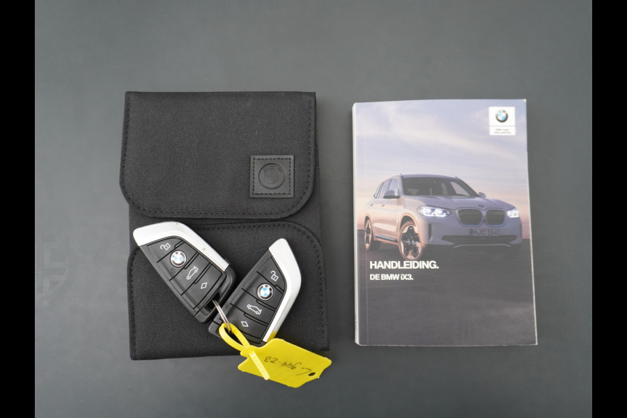 BMW iX3 AUT. 286pk 80kWh Pano/Schuif-Kant-Dak Leder+elektr.SportStoel+Verwarmd M-Sport-St+ M-Aeropack 20"Lmv Apple Android Carplay WiFi  Driving-Assist-Pro Connected-Pack-Pro Digital-Key Elektr.-A-Klep Cockpit-Live-Pro 3-zone Ecc Hemel-Zwart Head-up display Live-Cockpit-Pro Akoustiekglas DAB Driving assistant Uitwijk-Aassistent Verkeersbord detectie Exterior-Line Snelladen tot 150kWh/11kwh 3-fase (thuis)  €72500 nieuwprijs Orig.NLse auto