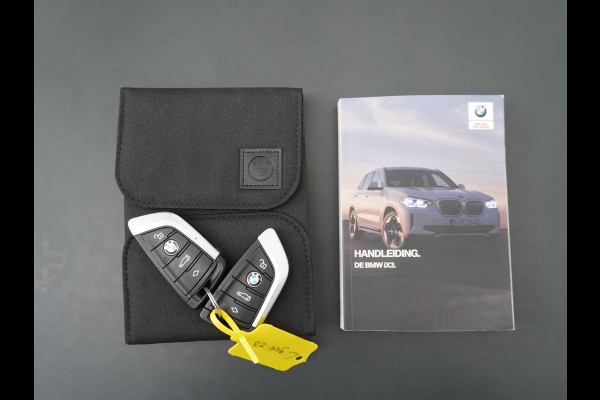 BMW iX3 AUT. 286pk 80kWh Pano/Schuif-Kant-Dak Leder+elektr.SportStoel+Verwarmd M-Sport-St+ M-Aeropack 20"Lmv Apple Android Carplay WiFi  Driving-Assist-Pro Connected-Pack-Pro Digital-Key Elektr.-A-Klep Cockpit-Live-Pro 3-zone Ecc Hemel-Zwart Head-up display Live-Cockpit-Pro Akoustiekglas DAB Driving assistant Uitwijk-Aassistent Verkeersbord detectie Exterior-Line Snelladen tot 150kWh/11kwh 3-fase (thuis)  €72500 nieuwprijs Orig.NLse auto