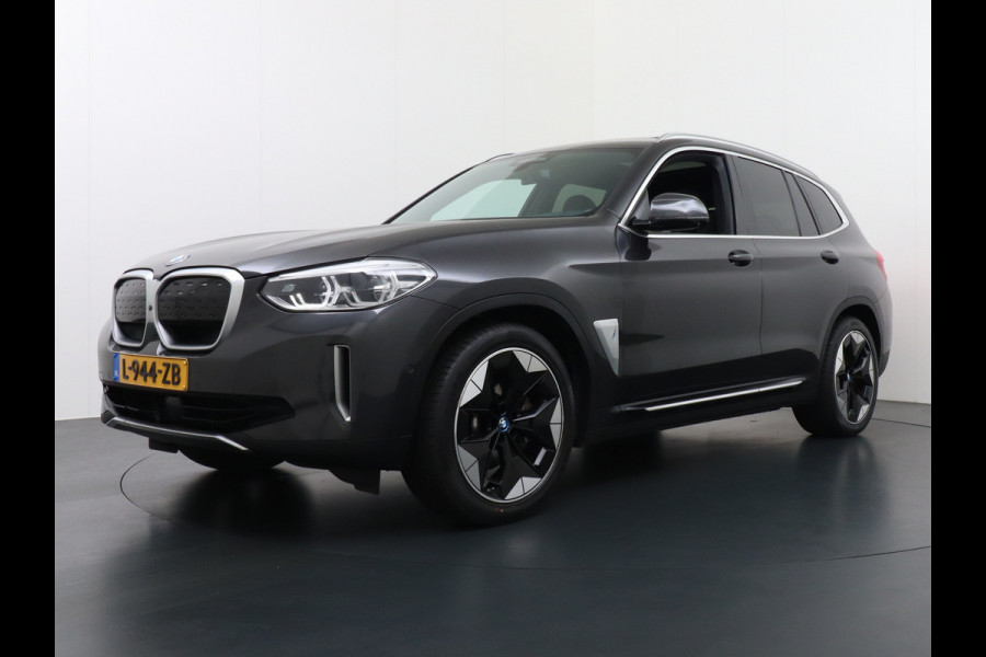 BMW iX3 AUT. 286pk 80kWh Pano/Schuif-Kant-Dak Leder+elektr.SportStoel+Verwarmd M-Sport-St+ M-Aeropack 20"Lmv Apple Android Carplay WiFi  Driving-Assist-Pro Connected-Pack-Pro Digital-Key Elektr.-A-Klep Cockpit-Live-Pro 3-zone Ecc Hemel-Zwart Head-up display Live-Cockpit-Pro Akoustiekglas DAB Driving assistant Uitwijk-Aassistent Verkeersbord detectie Exterior-Line Snelladen tot 150kWh/11kwh 3-fase (thuis)  €72500 nieuwprijs Orig.NLse auto