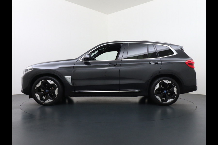 BMW iX3 AUT. 286pk 80kWh Pano/Schuif-Kant-Dak Leder+elektr.SportStoel+Verwarmd M-Sport-St+ M-Aeropack 20"Lmv Apple Android Carplay WiFi  Driving-Assist-Pro Connected-Pack-Pro Digital-Key Elektr.-A-Klep Cockpit-Live-Pro 3-zone Ecc Hemel-Zwart Head-up display Live-Cockpit-Pro Akoustiekglas DAB Driving assistant Uitwijk-Aassistent Verkeersbord detectie Exterior-Line Snelladen tot 150kWh/11kwh 3-fase (thuis)  €72500 nieuwprijs Orig.NLse auto