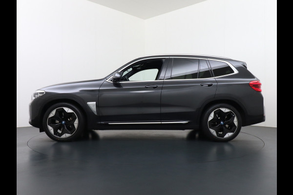 BMW iX3 AUT. 286pk 80kWh Pano/Schuif-Kant-Dak Leder+elektr.SportStoel+Verwarmd M-Sport-St+ M-Aeropack 20"Lmv Apple Android Carplay WiFi  Driving-Assist-Pro Connected-Pack-Pro Digital-Key Elektr.-A-Klep Cockpit-Live-Pro 3-zone Ecc Hemel-Zwart Head-up display Live-Cockpit-Pro Akoustiekglas DAB Driving assistant Uitwijk-Aassistent Verkeersbord detectie Exterior-Line Snelladen tot 150kWh/11kwh 3-fase (thuis)  €72500 nieuwprijs Orig.NLse auto