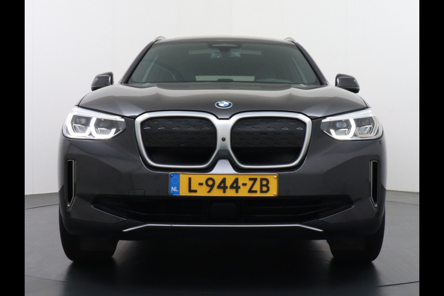 BMW iX3 AUT. 286pk 80kWh Pano/Schuif-Kant-Dak Leder+elektr.SportStoel+Verwarmd M-Sport-St+ M-Aeropack 20"Lmv Apple Android Carplay WiFi  Driving-Assist-Pro Connected-Pack-Pro Digital-Key Elektr.-A-Klep Cockpit-Live-Pro 3-zone Ecc Hemel-Zwart Head-up display Live-Cockpit-Pro Akoustiekglas DAB Driving assistant Uitwijk-Aassistent Verkeersbord detectie Exterior-Line Snelladen tot 150kWh/11kwh 3-fase (thuis)  €72500 nieuwprijs Orig.NLse auto