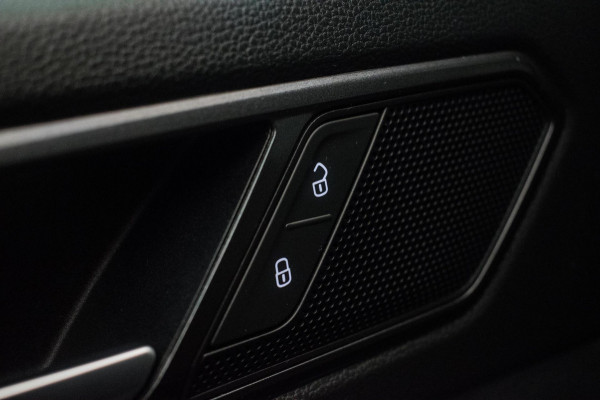 Volkswagen Tiguan 1.4 TSI ACT Highline Automaat ORG NL [ Pano Virtual Memory Leder EL-Trekhaak Carplay LED Adaptive Cruise ]
