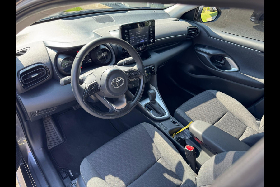 Toyota Yaris 1.5 Hybrid Dynamic Plus | Stoelverwarming, Keyless, LED, Lichtmetalen velgen, Parkeercamera, Adaptive cruise control