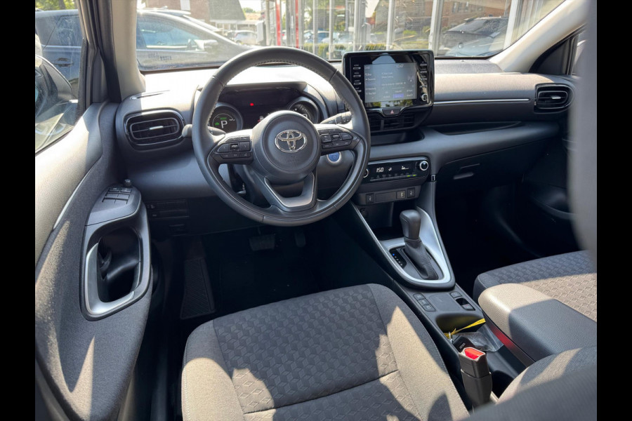Toyota Yaris 1.5 Hybrid Dynamic Plus | Stoelverwarming, Keyless, LED, Lichtmetalen velgen, Parkeercamera, Adaptive cruise control