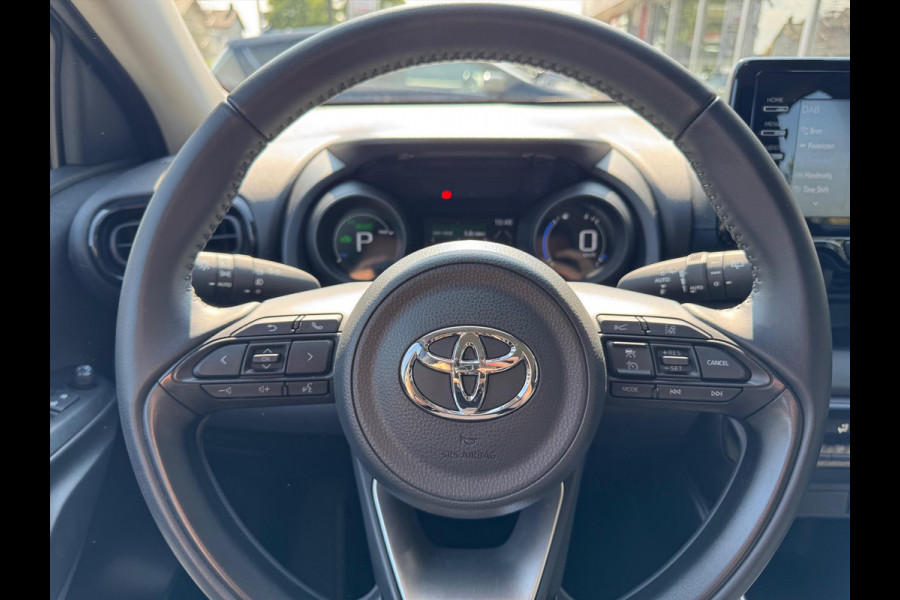 Toyota Yaris 1.5 Hybrid Dynamic Plus | Stoelverwarming, Keyless, LED, Lichtmetalen velgen, Parkeercamera, Adaptive cruise control