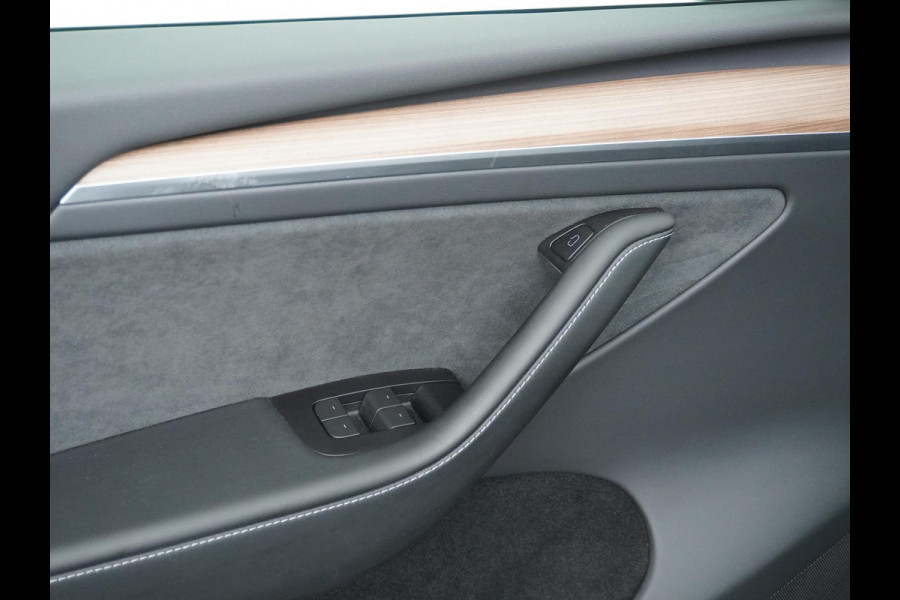 Tesla Model Y Long Range AWD 75 kWh AUTOPILOT | TREKHAAK AFNEEMBAAR | TESLA GARANTIE T/M 4-2027