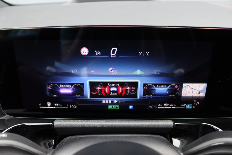 Mercedes-Benz GLA 250 e AMG Line Aut8 | Facelift | Distronic | Panoramadak | Memory | Verwarmd Stuurwiel | HUD | Multibeam LED | Keyless Go | Zitcomfortpakket |