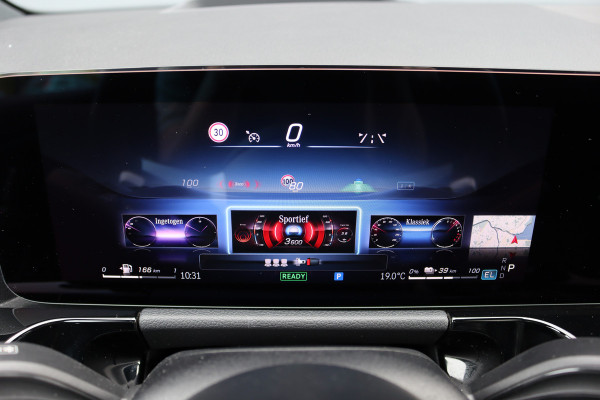 Mercedes-Benz GLA 250 e AMG Line Aut8 | Facelift | Distronic | Panoramadak | Memory | Verwarmd Stuurwiel | HUD | Multibeam LED | Keyless Go | Zitcomfortpakket |