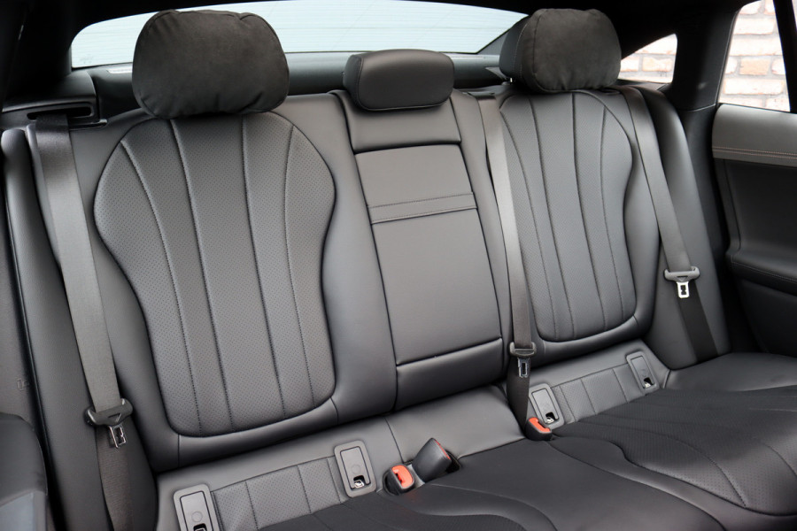 Mercedes-Benz EQE 300 Business Line 89 kWh | Luchtvering | Achterasbesturing | Burmester | Panoramadak | Distronic+ | Leder | Memory | Stuurwiel Verwarmd | Digital Light | Keyless Go |