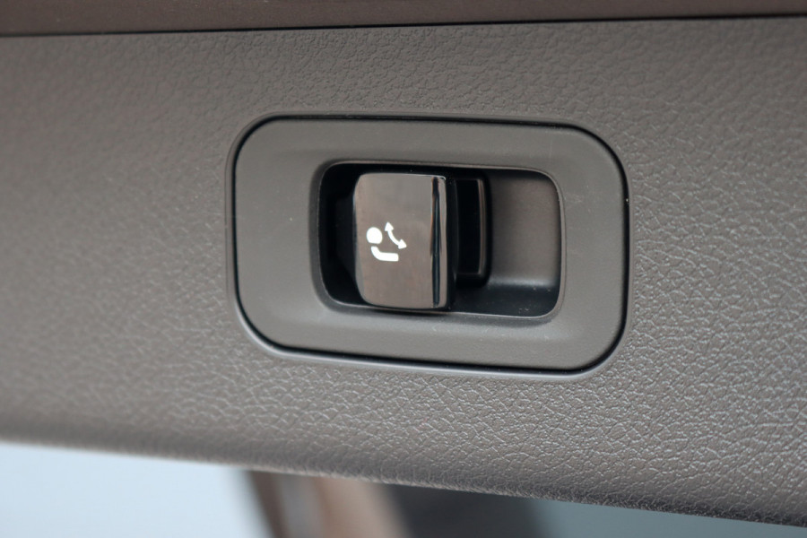 Mercedes-Benz E-Klasse 300 e AMG Line Aut9 | MBUX Hyperscreen | Distronic+ | Burmester | Panoramadak | Memory | 3D-Display | Trekhaak | Digital Light | HUD | Surround Camera |