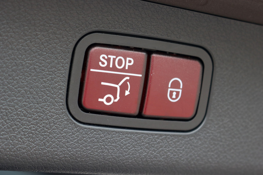 Mercedes-Benz E-Klasse 300 e AMG Line Aut9 | MBUX Hyperscreen | Distronic+ | Burmester | Panoramadak | Memory | 3D-Display | Trekhaak | Digital Light | HUD | Surround Camera |