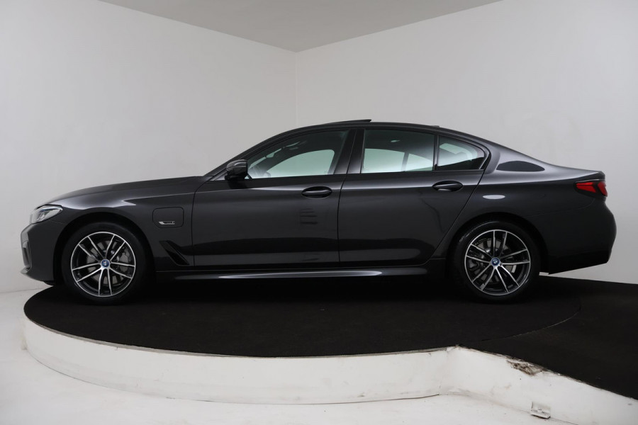 BMW 5 Serie 530e Business Edition Plus (PANO, CAMERA, COMFORTSTOELEN, STOELVERWARMING, SFEERVERLICHTING, DEALER ONDERHOUDEN)