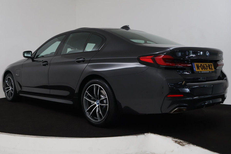 BMW 5 Serie 530e Business Edition Plus (PANO, CAMERA, COMFORTSTOELEN, STOELVERWARMING, SFEERVERLICHTING, DEALER ONDERHOUDEN)