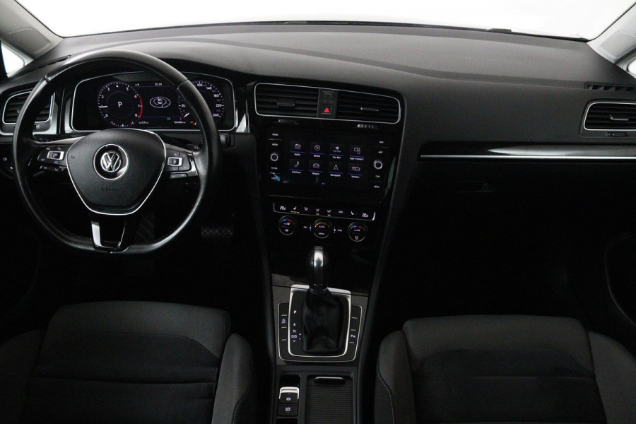 Volkswagen Golf 1.5 TSI Highline Business R (PARKEERSENSOREN, STOELVERWARMING, NAVIGATIE, AUTOMAAT, DIGITAAL DASHBOARD, CRUISE)