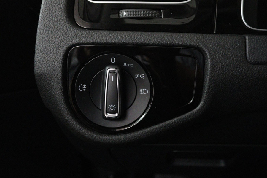 Volkswagen Golf 1.5 TSI Highline Business R (PARKEERSENSOREN, STOELVERWARMING, NAVIGATIE, AUTOMAAT, DIGITAAL DASHBOARD, CRUISE)