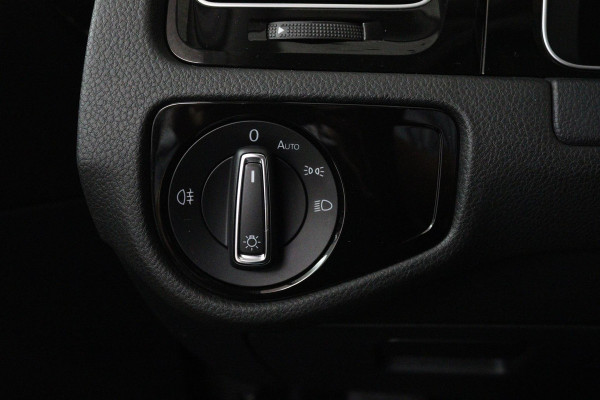 Volkswagen Golf 1.5 TSI Highline Business R (PARKEERSENSOREN, STOELVERWARMING, NAVIGATIE, AUTOMAAT, DIGITAAL DASHBOARD, CRUISE)
