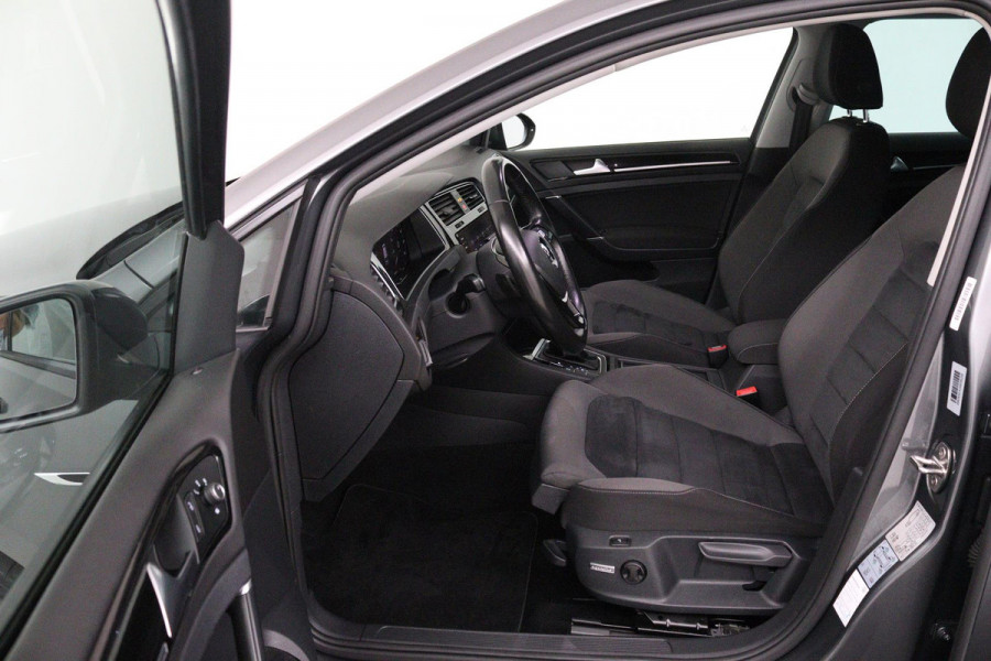 Volkswagen Golf 1.5 TSI Highline Business R (PARKEERSENSOREN, STOELVERWARMING, NAVIGATIE, AUTOMAAT, DIGITAAL DASHBOARD, CRUISE)