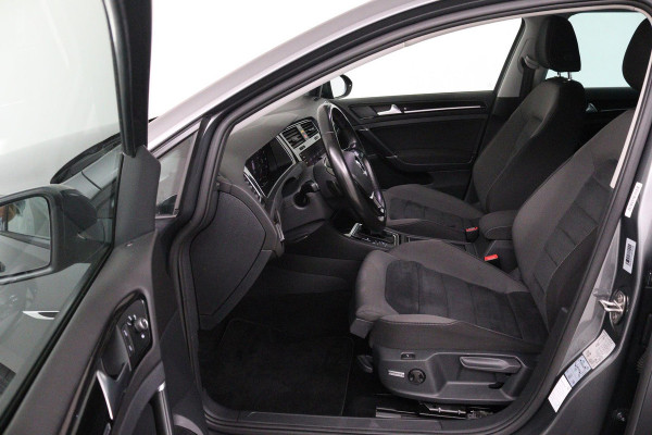 Volkswagen Golf 1.5 TSI Highline Business R (PARKEERSENSOREN, STOELVERWARMING, NAVIGATIE, AUTOMAAT, DIGITAAL DASHBOARD, CRUISE)