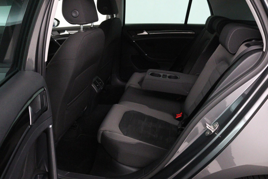Volkswagen Golf 1.5 TSI Highline Business R (PARKEERSENSOREN, STOELVERWARMING, NAVIGATIE, AUTOMAAT, DIGITAAL DASHBOARD, CRUISE)