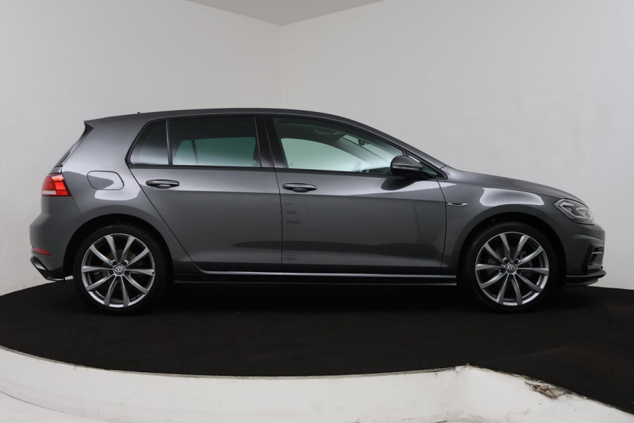 Volkswagen Golf 1.5 TSI Highline Business R (PARKEERSENSOREN, STOELVERWARMING, NAVIGATIE, AUTOMAAT, DIGITAAL DASHBOARD, CRUISE)