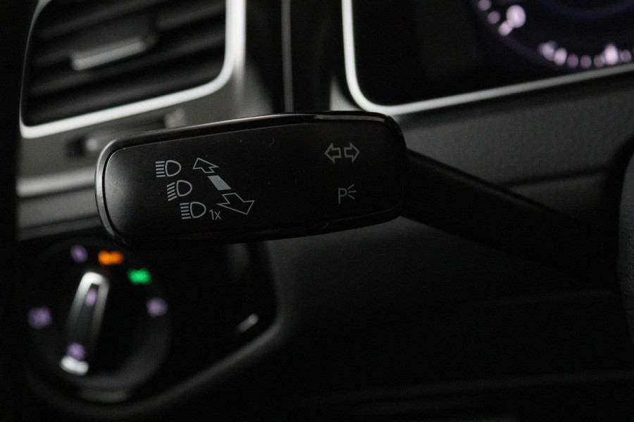 Volkswagen Golf 1.5 TSI Highline Business R (PARKEERSENSOREN, STOELVERWARMING, NAVIGATIE, AUTOMAAT, DIGITAAL DASHBOARD, CRUISE)