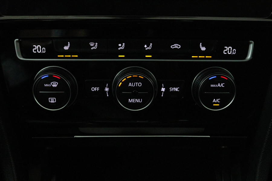 Volkswagen Golf 1.5 TSI Highline Business R (PARKEERSENSOREN, STOELVERWARMING, NAVIGATIE, AUTOMAAT, DIGITAAL DASHBOARD, CRUISE)