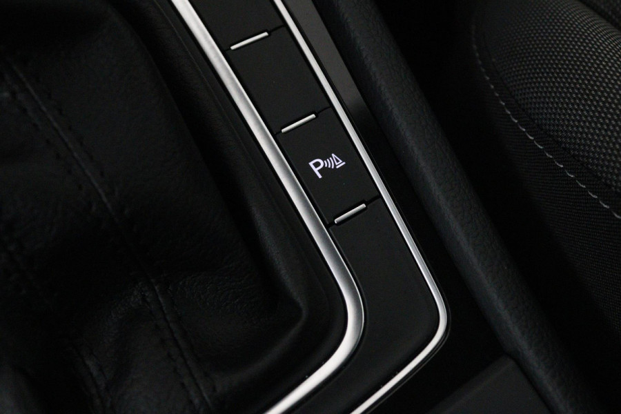 Volkswagen Golf 1.5 TSI Highline Business R (PARKEERSENSOREN, STOELVERWARMING, NAVIGATIE, AUTOMAAT, DIGITAAL DASHBOARD, CRUISE)