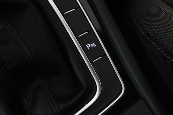 Volkswagen Golf 1.5 TSI Highline Business R (PARKEERSENSOREN, STOELVERWARMING, NAVIGATIE, AUTOMAAT, DIGITAAL DASHBOARD, CRUISE)