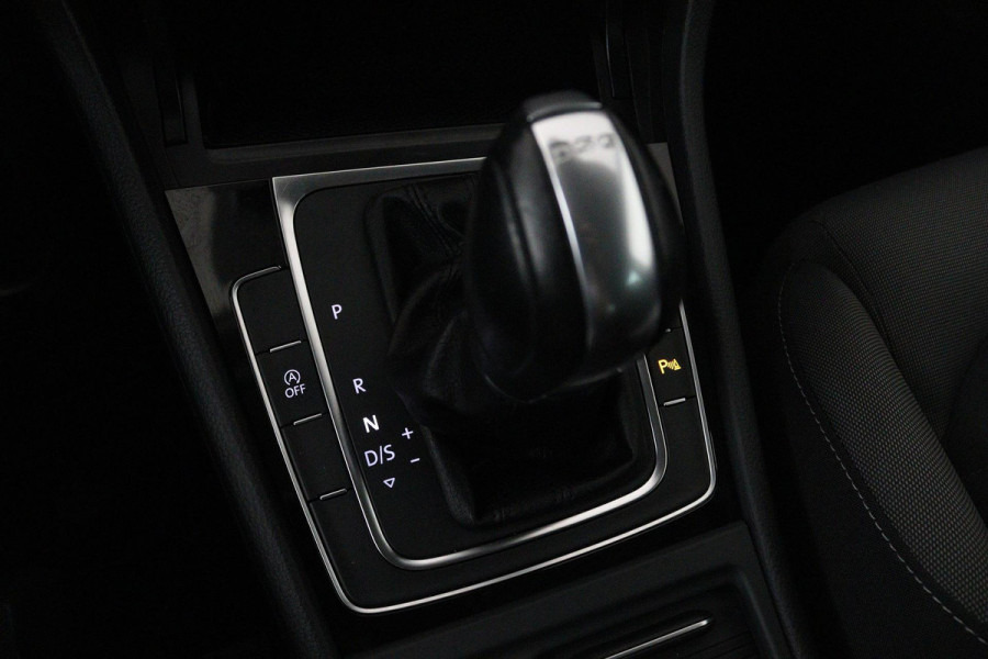 Volkswagen Golf 1.5 TSI Highline Business R (PARKEERSENSOREN, STOELVERWARMING, NAVIGATIE, AUTOMAAT, DIGITAAL DASHBOARD, CRUISE)