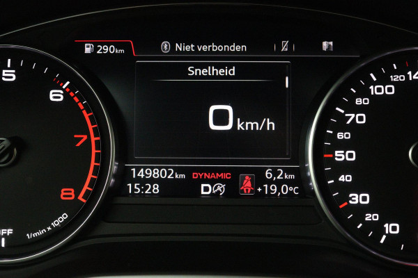 Audi A4 Avant 2.0 TFSI MHEV Sport S line black edition (PANORAMADAK, TREKHAAK, CRUISE, NAVIGATIE, STOELVERWARMING, CAMERA)