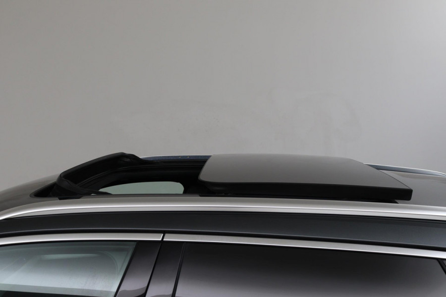 Audi A4 Avant 2.0 TFSI MHEV Sport S line black edition (PANORAMADAK, TREKHAAK, CRUISE, NAVIGATIE, STOELVERWARMING, CAMERA)