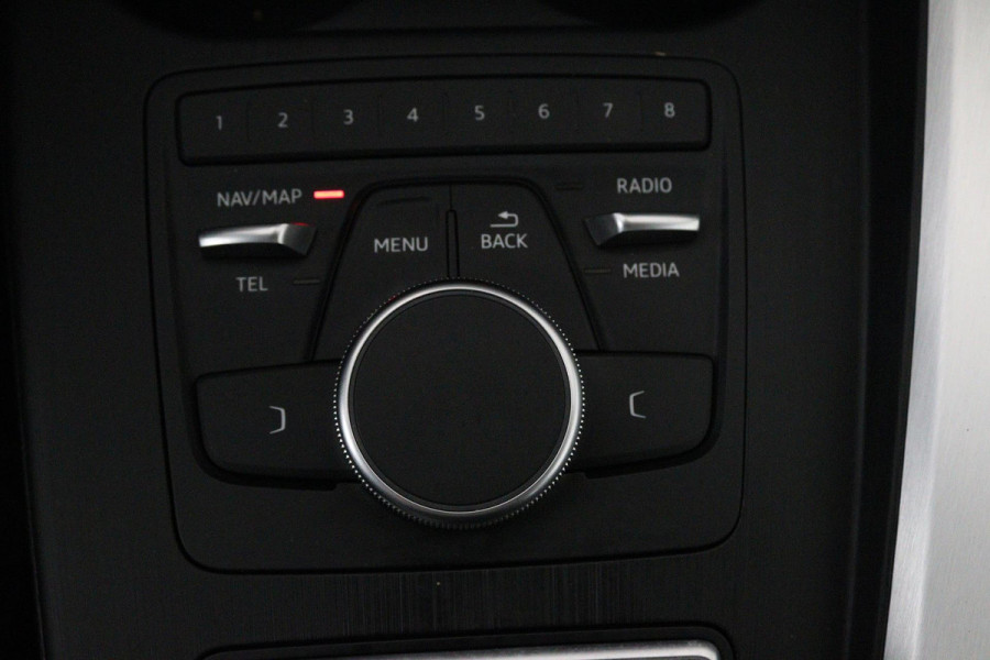 Audi A4 Avant 2.0 TFSI MHEV Sport S line black edition (PANORAMADAK, TREKHAAK, CRUISE, NAVIGATIE, STOELVERWARMING, CAMERA)