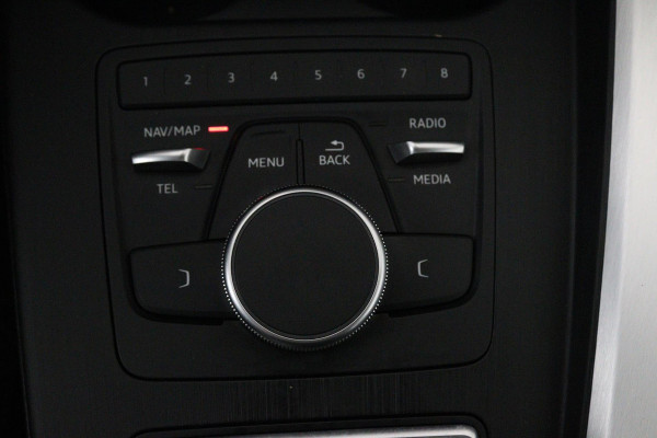 Audi A4 Avant 2.0 TFSI MHEV Sport S line black edition (PANORAMADAK, TREKHAAK, CRUISE, NAVIGATIE, STOELVERWARMING, CAMERA)