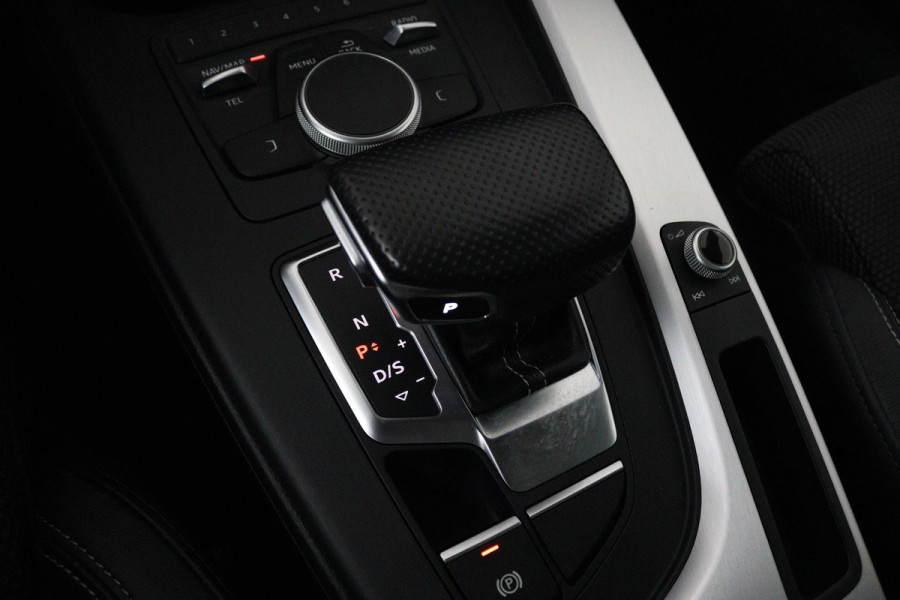 Audi A4 Avant 2.0 TFSI MHEV Sport S line black edition (PANORAMADAK, TREKHAAK, CRUISE, NAVIGATIE, STOELVERWARMING, CAMERA)