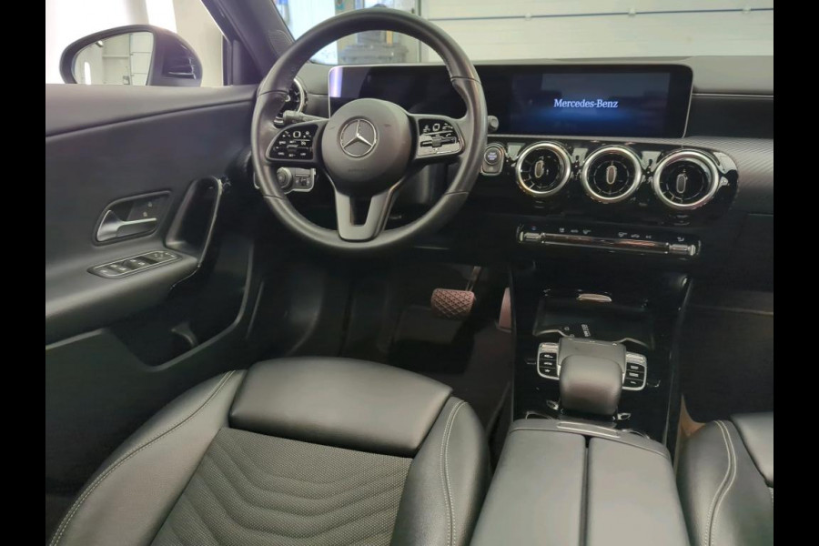 Mercedes-Benz A-Klasse 180 Business Solution NL AUTO | WIDESCREEN | CAMERA | HALF LEDER | TREKHAAK |