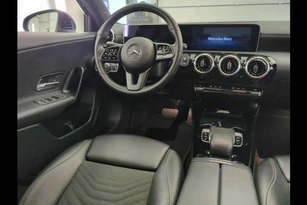 Mercedes-Benz A-Klasse 180 Business Solution NL AUTO | WIDESCREEN | CAMERA | HALF LEDER | TREKHAAK |