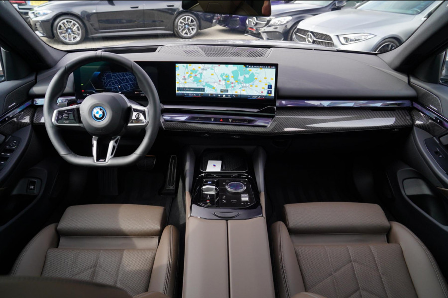 BMW i5 I5 eDrive40 M-pakket | Iconic Glow | Stoelkoeling | Panorama | BMW Driving Assistant| Harman/Kardon | 340PK | Swarovski |