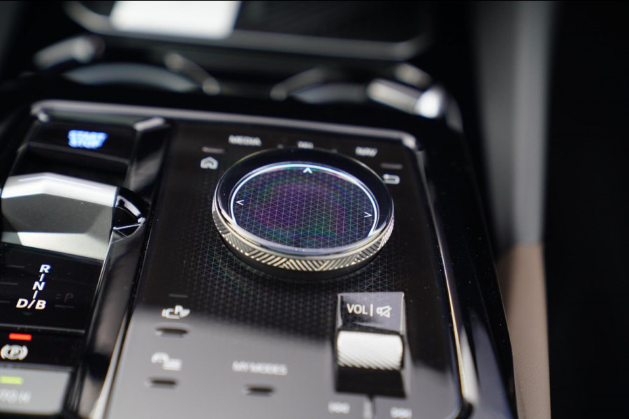 BMW i5 I5 eDrive40 M-pakket | Iconic Glow | Stoelkoeling | Panorama | BMW Driving Assistant| Harman/Kardon | 340PK | Swarovski |