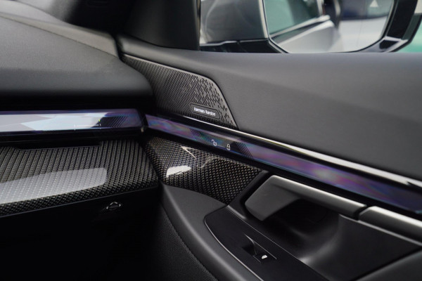 BMW i5 I5 eDrive40 M-pakket | Iconic Glow | Stoelkoeling | Panorama | BMW Driving Assistant| Harman/Kardon | 340PK | Swarovski |