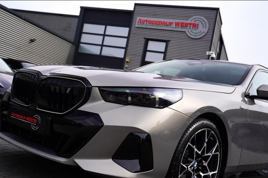 BMW i5 I5 eDrive40 M-pakket | Iconic Glow | Stoelkoeling | Panorama | BMW Driving Assistant| Harman/Kardon | 340PK | Swarovski |